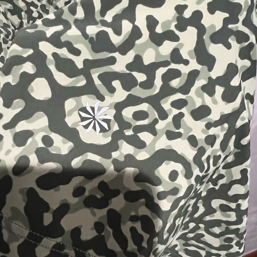 Athleta Green Camo Short Sleeve Tee Size Small Like New Condition Active Top - Picture 4 of 4